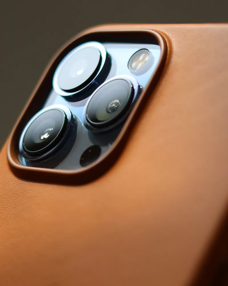 Кожаный чехол на iPhone, камера крупным планом