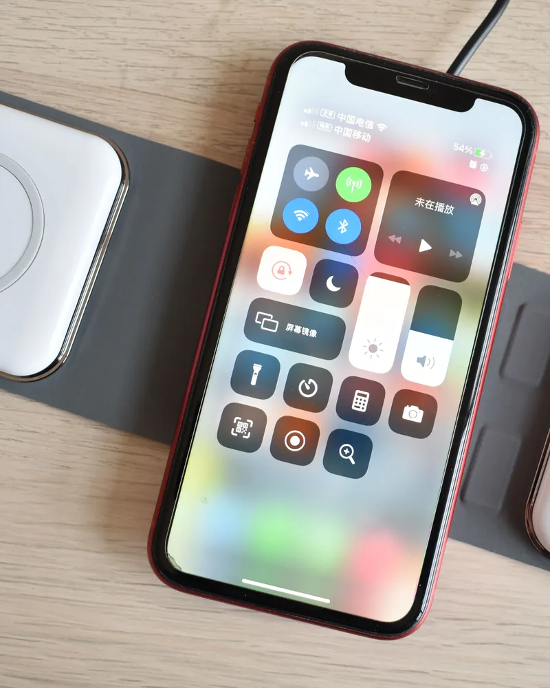 iPhone на зарядке MagSafe