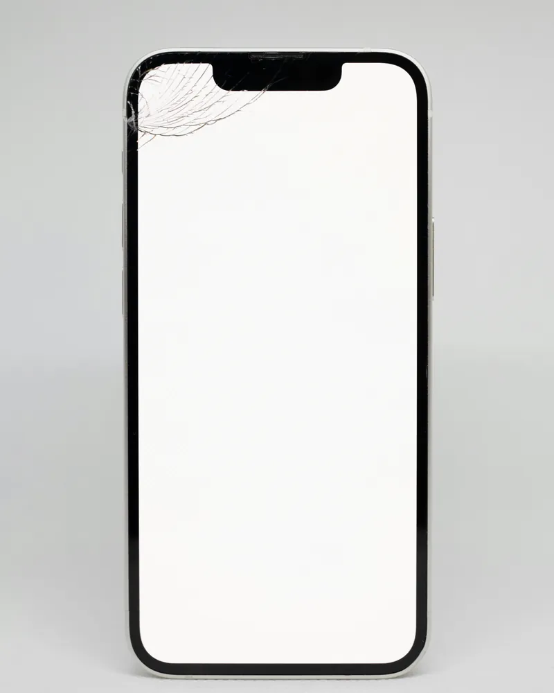 iPhone с треснувшим стеклом экрана