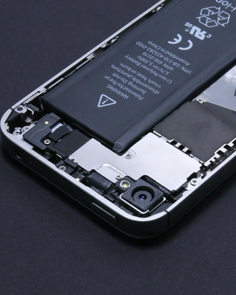 Батарея и модуль камеры во вскрытом iPhone
