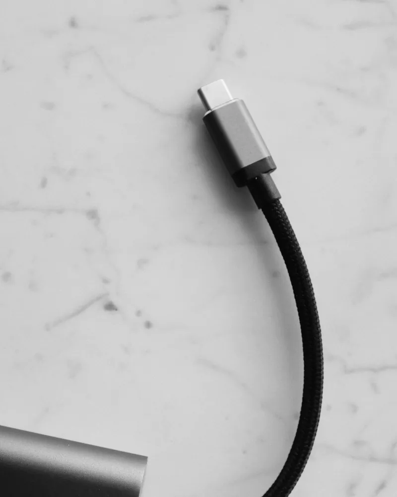 Плетёный кабель USB-C на мраморе