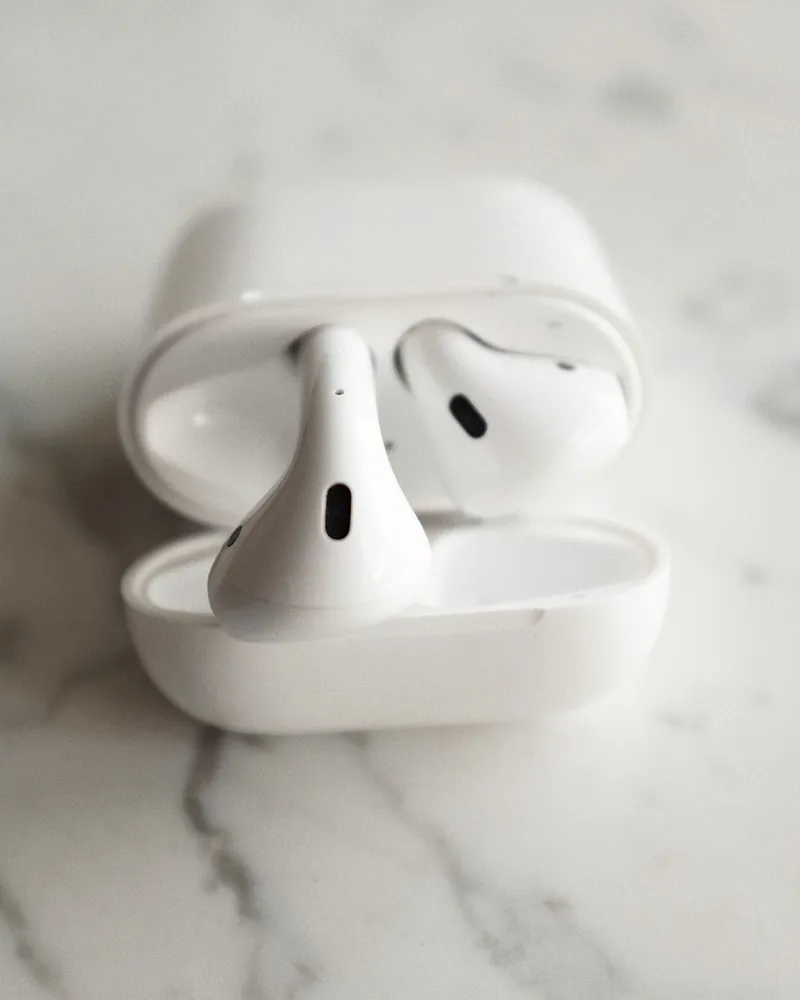 Открытый кейс AirPods с наушниками